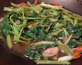 Foto langkah ke 3 dari resep Tumis Kangkung Pedas.