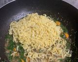 Foto langkah ke 6 dari resep Mie goreng lada hitam.