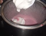 A picture of step 3 of Strawberry shake.