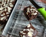 Foto langkah ke 8 dari resep Banana Brownies Almond.
