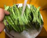 Foto del paso 1 de la receta: Judías verdes con patatas, aderezo VIDALIM y medallones de merluza a la plancha