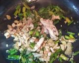 Foto del paso 2 de la receta: Merluza en salsa, con espárragos y setas. Sabroso y sano. Ideal!!!