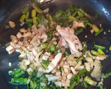 Foto del paso 2 de la receta: Merluza en salsa, con espárragos y setas. Sabroso y sano. Ideal!!!