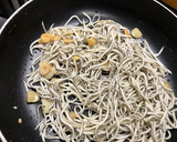 Foto del paso 5 de la receta: Gulas al ajillo con huevos estrellados