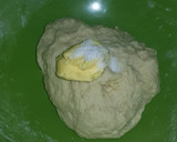 Foto langkah ke 2 dari resep Donat Balut Gula Palem.