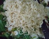 Foto langkah ke 6 dari resep Mie Goreng Pedas.