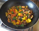 Une image de l'étape 2 de Filets de volaille à la sauce de Tikka Masala aux légumes.