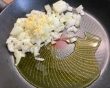 Une image de l'étape 4 de Curry de Julienne au lait de coco, épices et tomates.