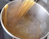 Foto del paso 1 de la receta: Pasta con langostinos al pil pil