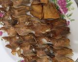 Foto langkah ke 3 dari resep Salted Fish Fried with Green Chili & Sour Starfruit(Tumis Ikan Asin Cabe Ijo dan Belimbing Wuluh).