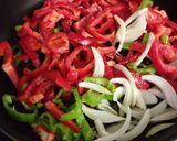 Foto del paso 4 de la receta: Merluza al horno con pimientos y quinoa salteada con verduras y frutos secos