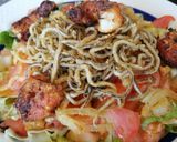 Foto del paso 8 de la receta Ensalada templada con gambas, cebolla y gulas crujientes