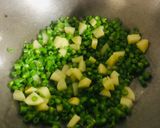 बींस आलू की कुरकुरी सब्ज़ी (beans aloo ki kurkuri sabzi recipe in Hindi) रेसिपी चरण 2 फोटो