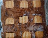 A picture of step 5 of Candi Biscuit Brownie 🤎🤎.