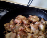 Foto del paso 1 de la receta: Pollo troceado agridulce con láminas fritas de plátano verde