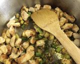 Foto del paso 5 de la receta Arroz caldoso con alcachofas, ajos tiernos y pollo