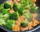 Hình bước làm 3 của món Ức gà xào bông cải xanh