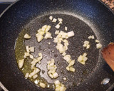 Foto del paso 1 de la receta: Fideuá rápida con guisantes, calamares y gambas