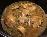 Foto del paso 4 de la receta Pollo en salsa de cebolla y perejil especiado con patatas fritas