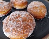 Foto del paso 10 de la receta: Berlinas rellenas de crema y coulis de cerezas con ganache de chocolate