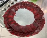 Une image de l'étape 4 de Salade de betteraves rouges aux deux tomates, oignon rouge et mozzarella.