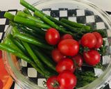 Foto del paso 1 de la receta: Vegetales  al ajillo con Espárragos, tomatito Cherry, Patatas!