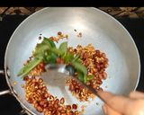 A picture of step 3 of Rava upma.