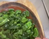 Foto del paso 5 de la receta: Chuleta de res con salsa de chile pasilla y pimiento verde