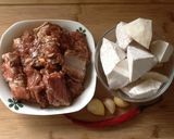 A picture of step 1 of Taro Braised Pork Ribs.