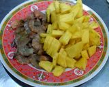 รูปขั้นตอนการทำที่ 1 ของ กุ้งผัดสับปะรด