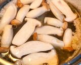Hình bước làm 2 của món Canh Cải Bẹ Xanh Nấu Nấm Và Thịt