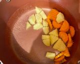 Foto langkah ke 2 dari resep Sup Makaroni Sosis.