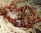 Foto langkah ke 4 dari resep Tumis pepaya muda serut.