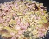 A picture of step 2 of Garganelli con funghi e pancetta.
