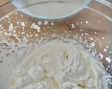 Foto del paso 1 de la receta: Fresones blancos y rojos con crema de nata