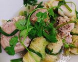 Hình bước làm 1 của món Bắp giò hầm cải thảo cuộn