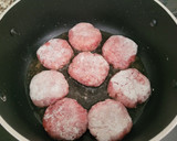 Foto del paso 2 de la receta: Albóndigas de cerdo con uvas manzanas y espaguetis