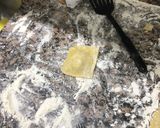 Foto del paso 3 de la receta: Ravioles caseros de ricota y nuez! Masa con curry 🤩