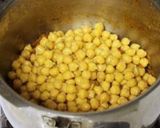 A picture of step 4 of Punjabi Chole.