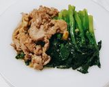 รูปขั้นตอนการทำที่ 2 ของ หมูผัดน้ำมันหอยคะน้าฮ่องกง
