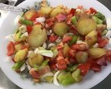 Une image de l'étape 16 de Salade tiède de pommes de terre et asperges au lard, tomates et oignon doux.