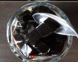 A picture of step 8 of Grass Jelly Snow Ice with Fresh Milk and Caramel Sauce.