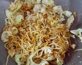Foto langkah ke 3 dari resep Mie Tek Tek Goreng.