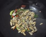 Foto langkah ke 3 dari resep Oseng Kerang Pedas Manis.
