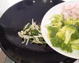 Foto langkah ke 4 dari resep Tumis Cumi Brokoli.