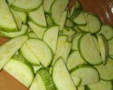 Une image de l'étape 1 de Omelette aux courgettes🥚🥚 🥒🍅.
