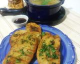 A picture of step 8 of Garlic bread with soup.