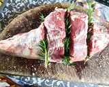 Foto del paso 2 de la receta: Pierna de cordero recental al horno con patatas y uvas