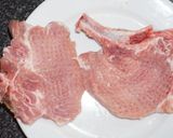 Foto del paso 1 de la receta: Chuletas de cerdo a la mostaza apanadas