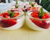 Une image de l'étape 3 de Panacotta aux fraises avec coulis de framboises.